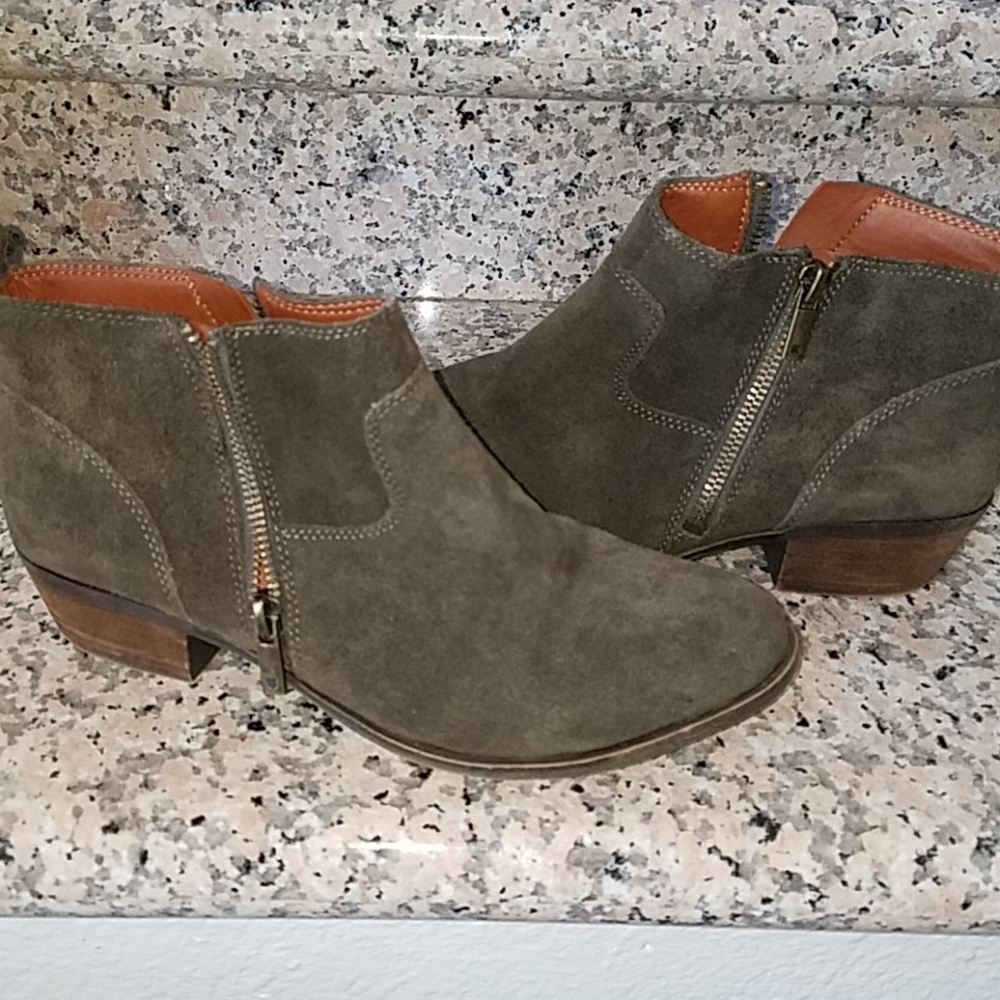 ***SOLD*** Suede ankle boots